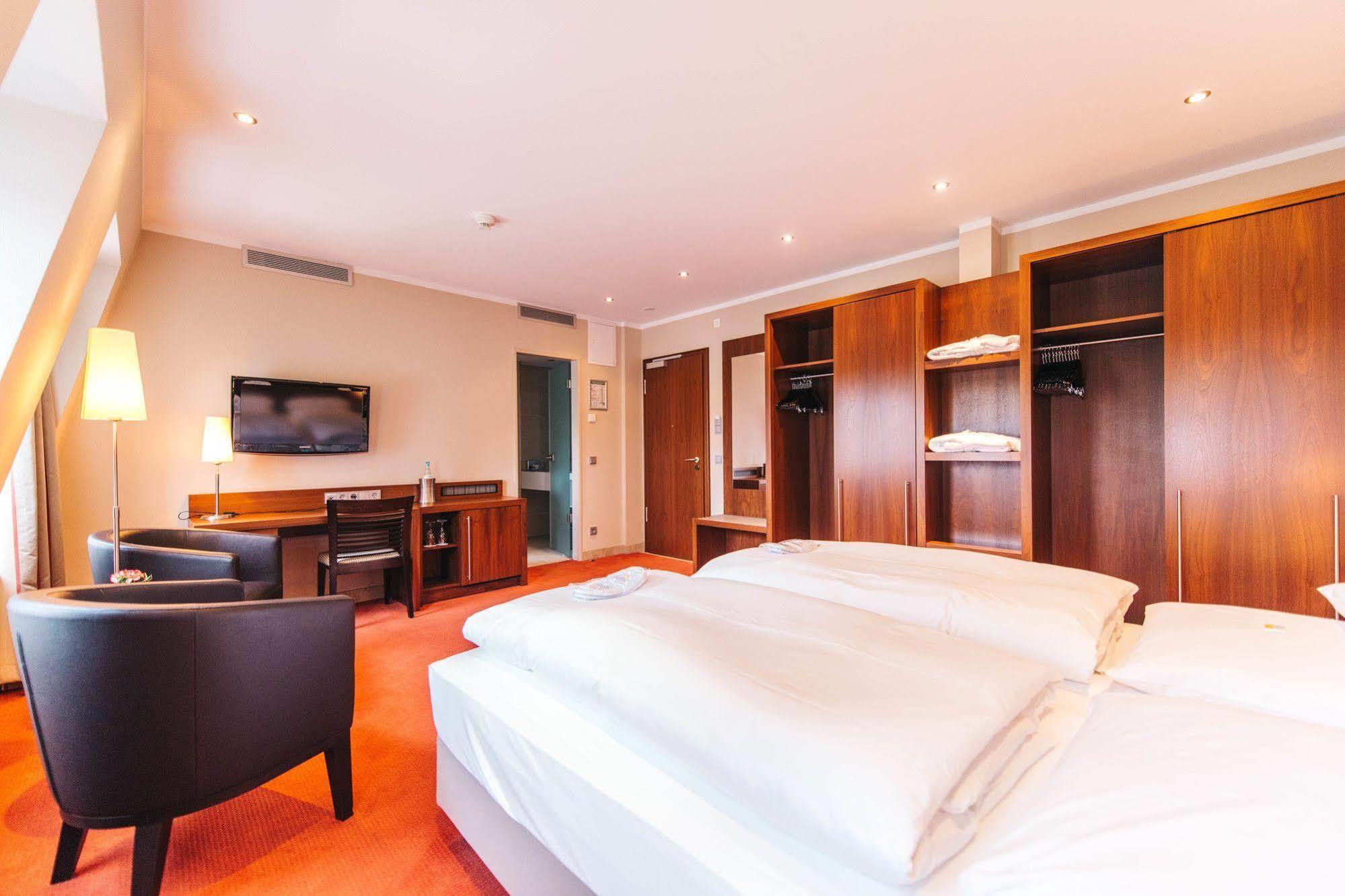 Hotel Kocks Am Muehlenberg มึลไฮม์ อันแดร์ รัวร์ ภายนอก รูปภาพ