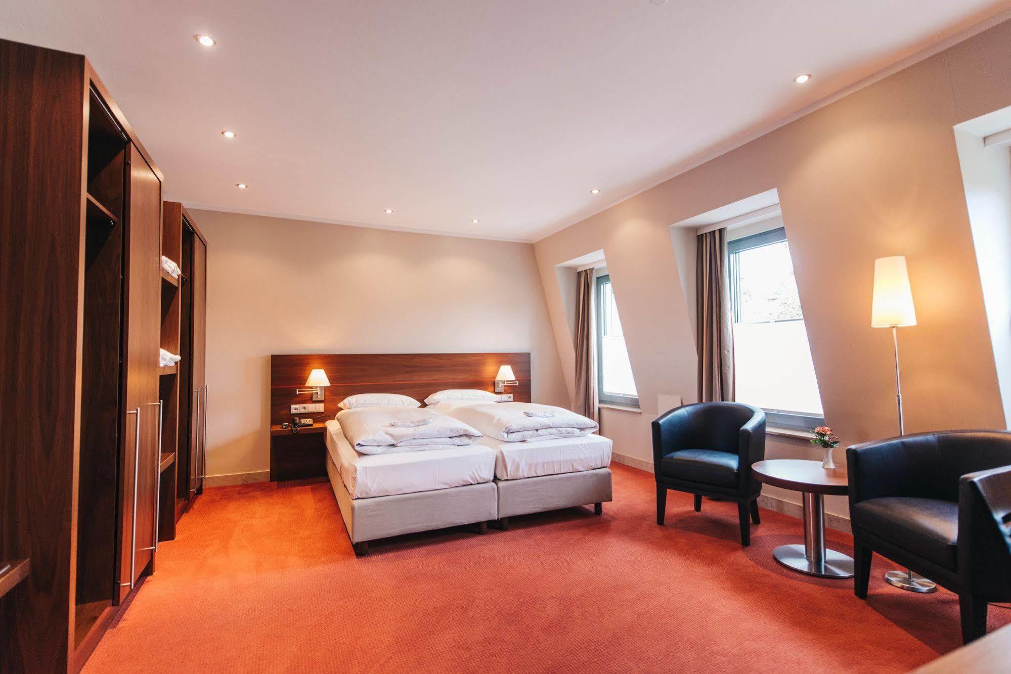 Hotel Kocks Am Muehlenberg มึลไฮม์ อันแดร์ รัวร์ ภายนอก รูปภาพ