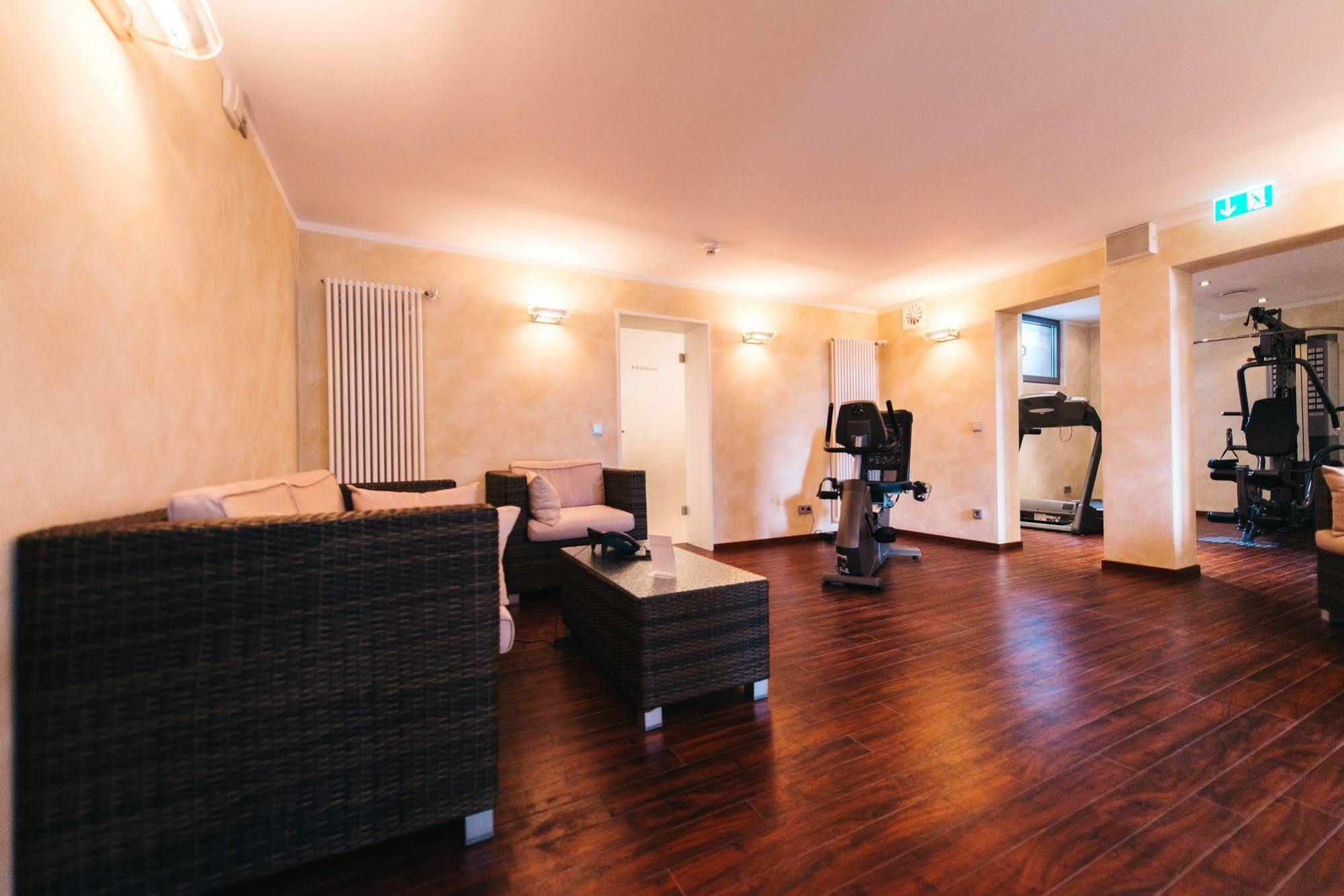 Hotel Kocks Am Muehlenberg มึลไฮม์ อันแดร์ รัวร์ ภายนอก รูปภาพ